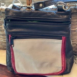 LEATHER CROSSBODY BAG.